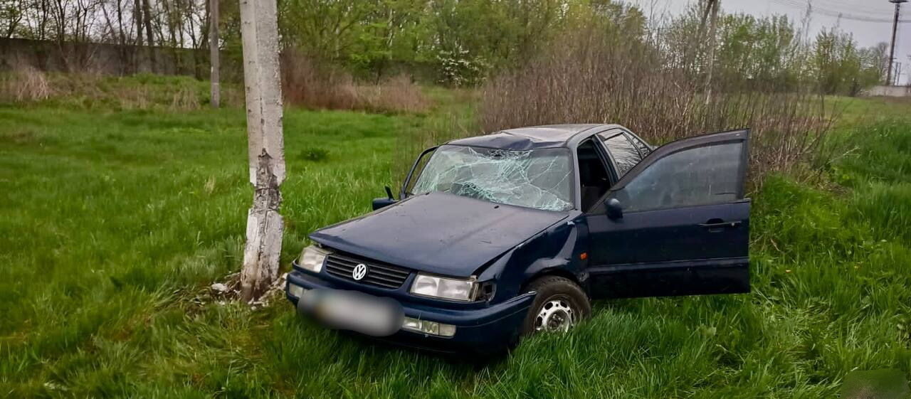 В Киевской области пьяный водитель сбил пешехода и протаранил электроопору. Фото