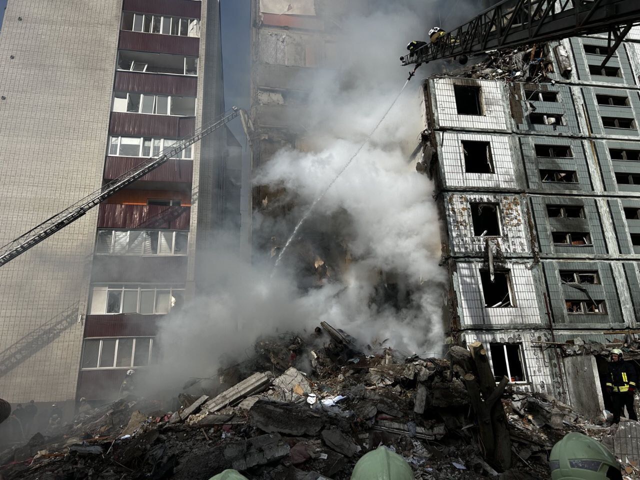 Момент удара по многоэтажке в Умани попал на видео: под завалами остаются люди