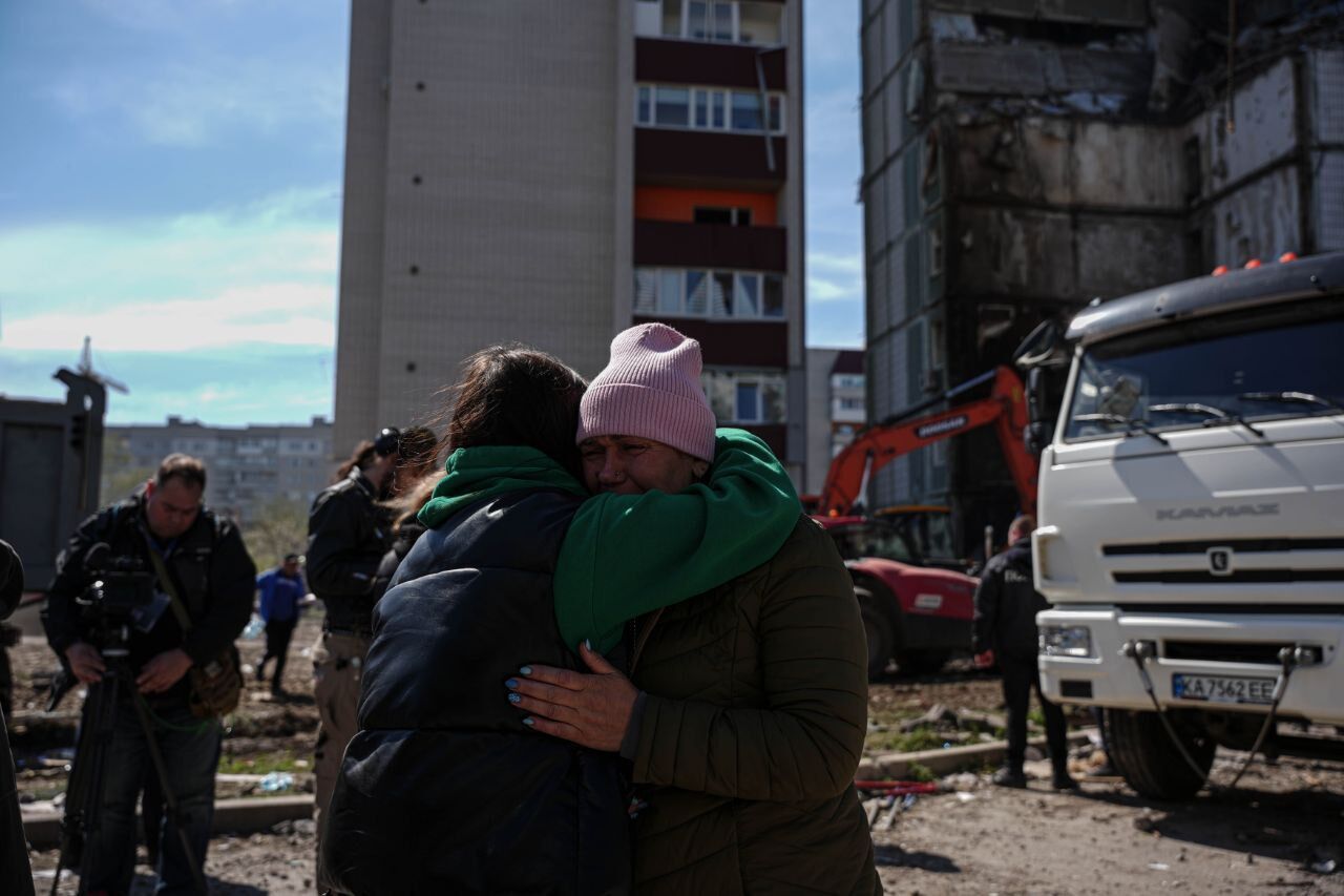 В Умани ракета РФ попала в многоэтажку, разрушен целый подъезд: количество жертв возросло до 23. Фото и видео