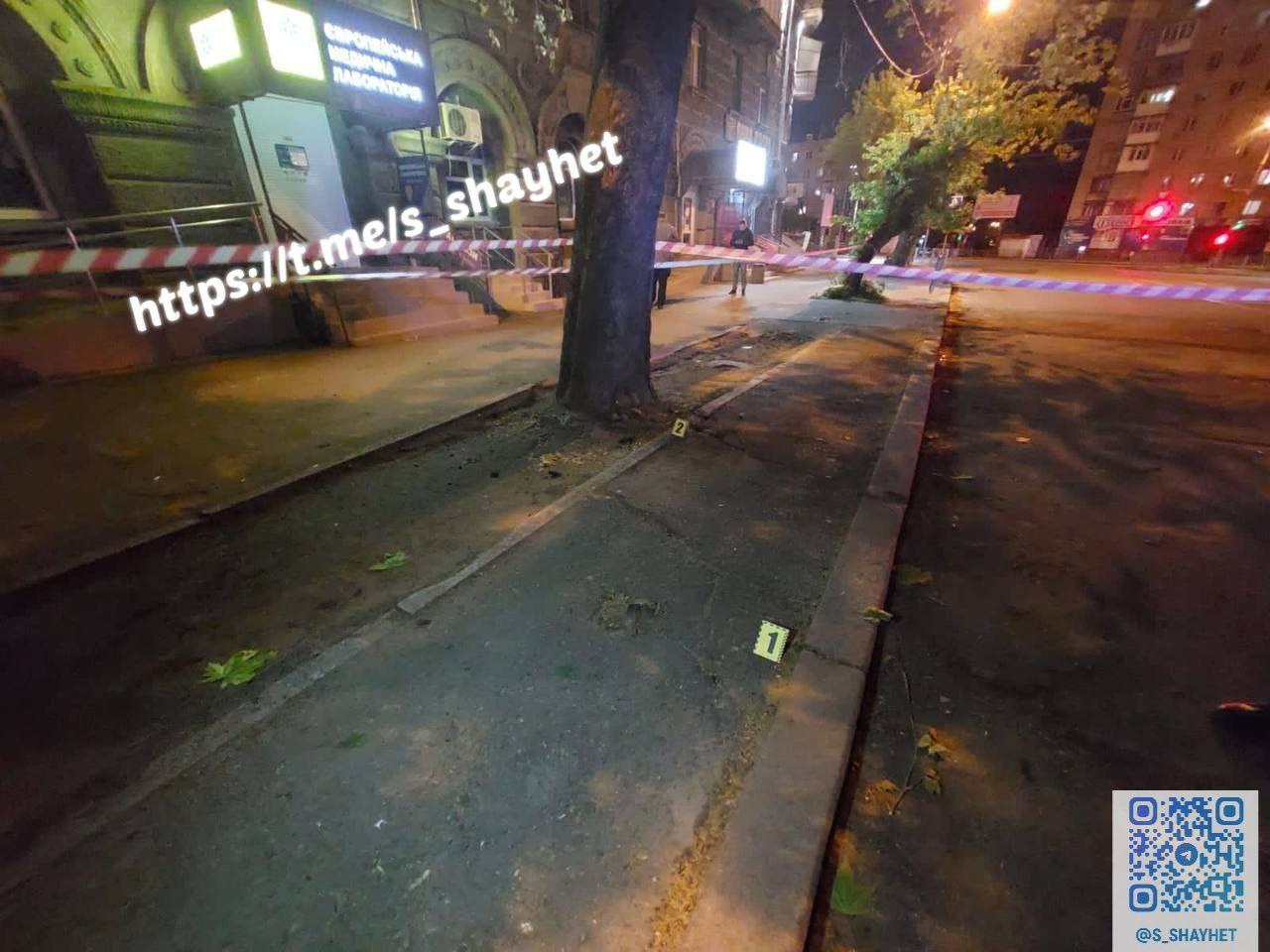 У Миколаєві пролунав вибух: невідомий кинув гранату, є постраждалі. Фото і відео