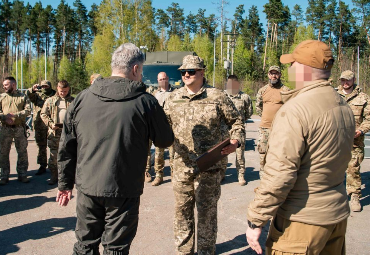 "Нас мотивирует вера в победу": Порошенко передал военным комплексы "Poseidon" и мобильные центры управления