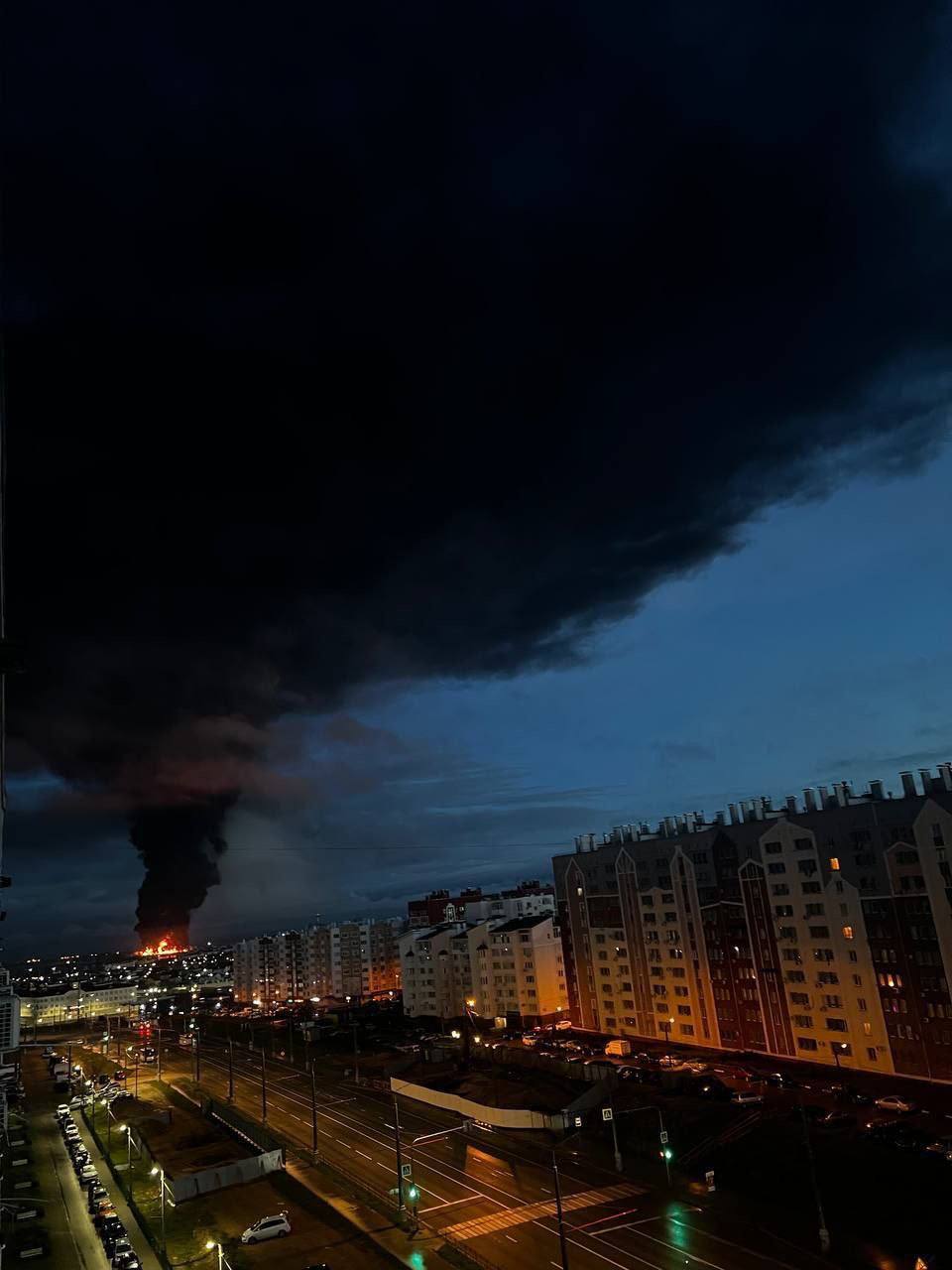 Дым и огонь над нефтебазой в Севастополе