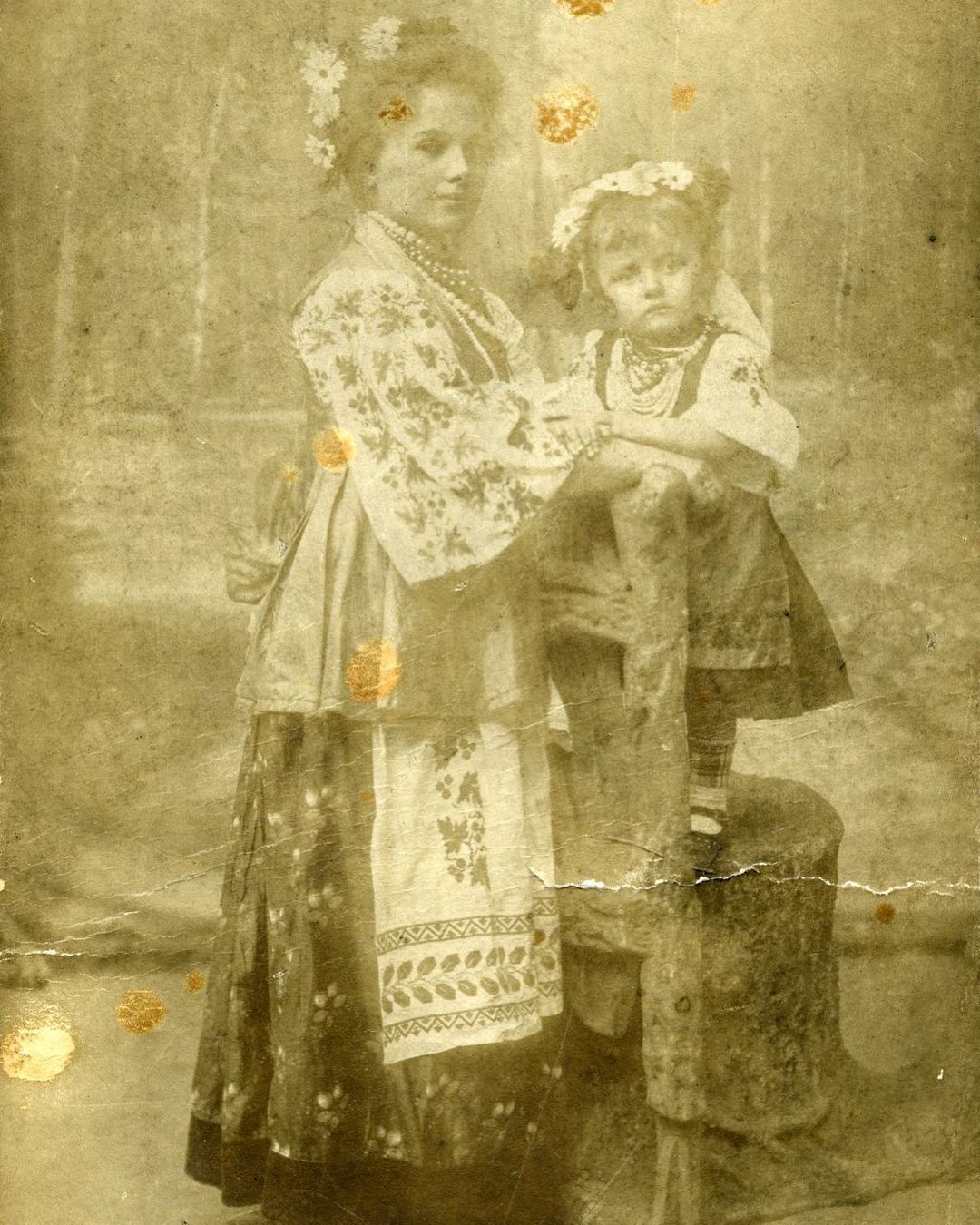 Вбрання Полтавщини. Студійне фото, початок ХХ століття