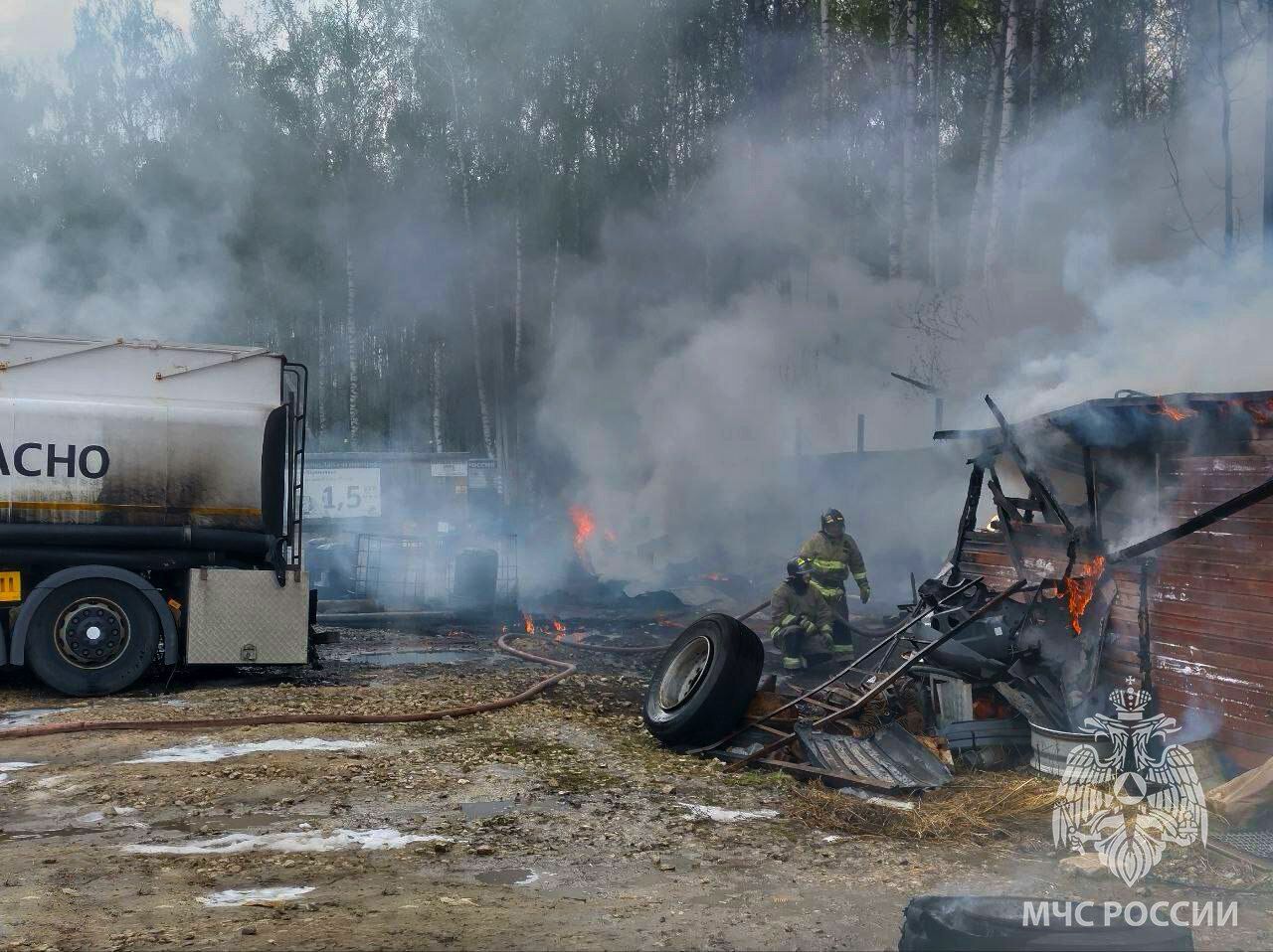 У Нижньогородській області РФ на стоянці спалахнули бензовози: з'явилися подробиці. Фото 