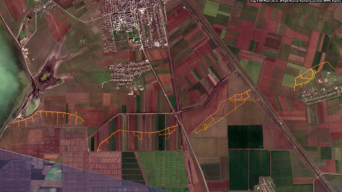 Окупанти збудували на півночі Криму подвійну лінію окопів: супутникові фото 