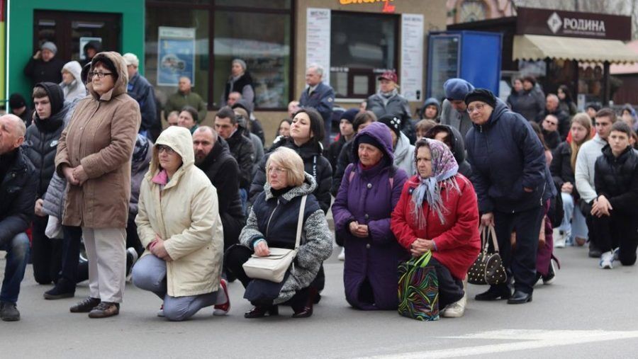 В Ивано-Франковске сотни людей пришли провести в последний путь Виталия Меринова, погибшего от смертельного ранения. Фото