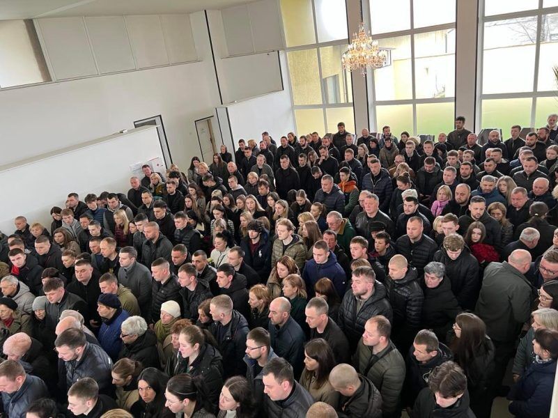 В Ивано-Франковске сотни людей пришли провести в последний путь Виталия Меринова, погибшего от смертельного ранения. Фото