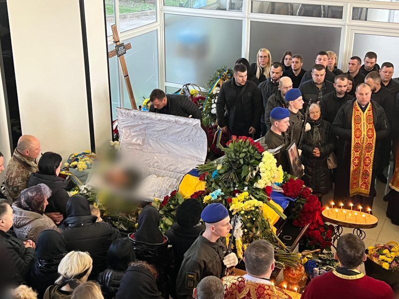 В Івано-Франківську сотні людей прийшли провести в останню путь Віталія Мерінова, який загинув від смертельного поранення. Фото