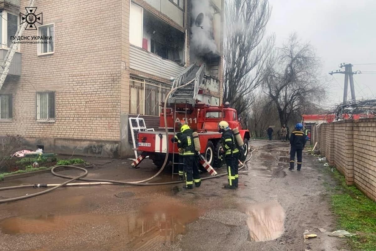 В Кривом Роге произошел взрыв в многоэтажке, разгорелся пожар: есть разрушения и пострадавшие. Фото