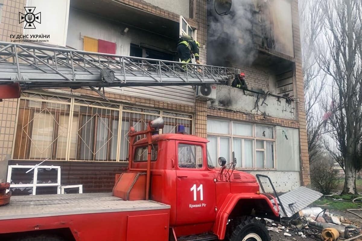 В Кривом Роге произошел взрыв в многоэтажке, разгорелся пожар: есть разрушения и пострадавшие. Фото