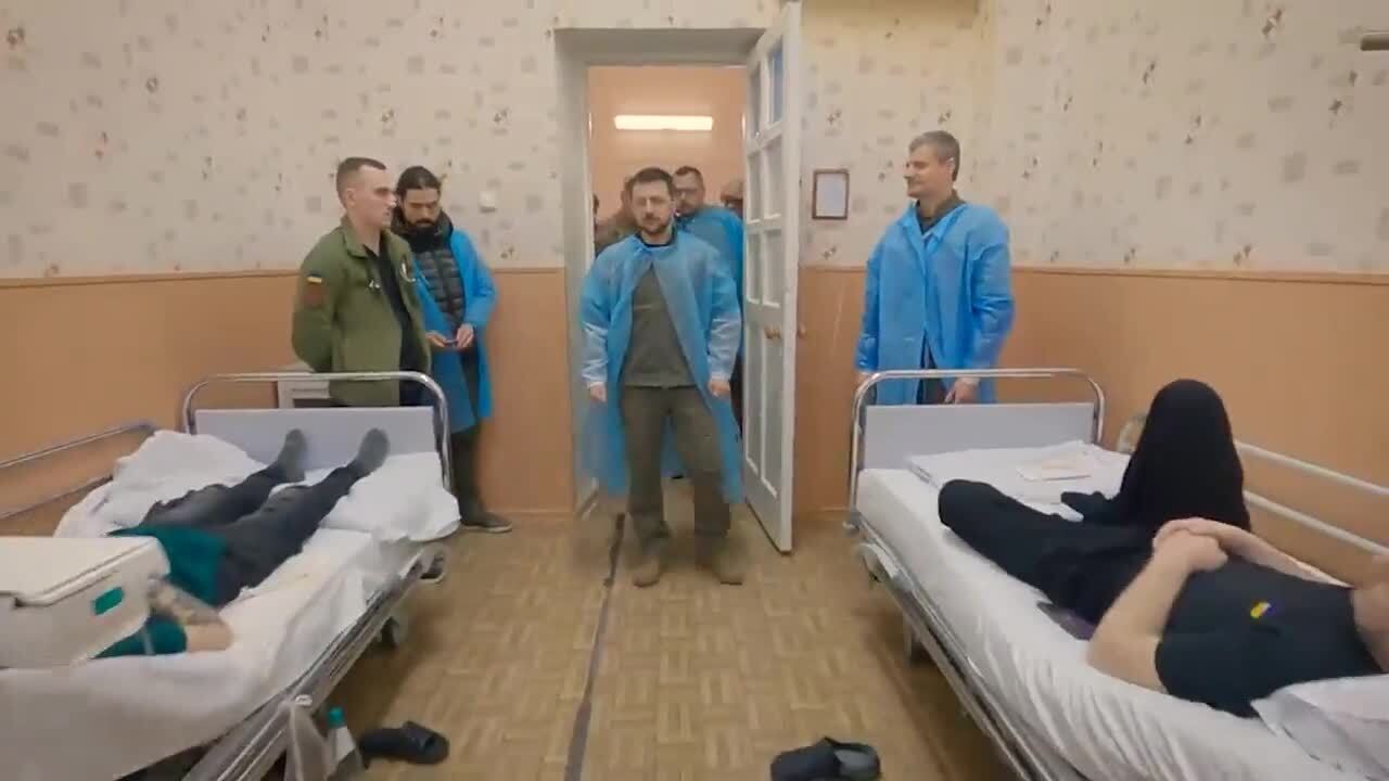 Зеленський відвідав поранених військових у госпіталі та вручив захисникам державні нагороди. Фото і відео