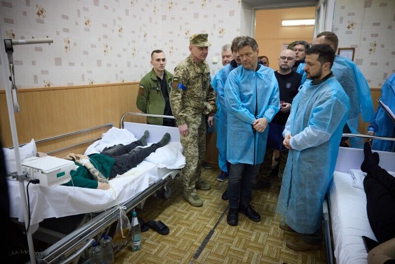 Зеленский посетил раненых военных в госпитале и вручил защитникам государственные награды. Фото и видео