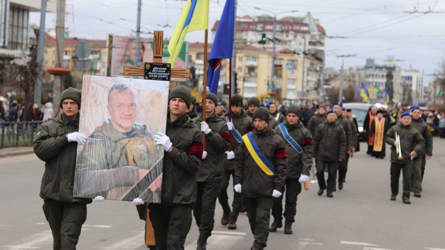 В Івано-Франківську сотні людей прийшли провести в останню путь Віталія Мерінова, який загинув від смертельного поранення. Фото