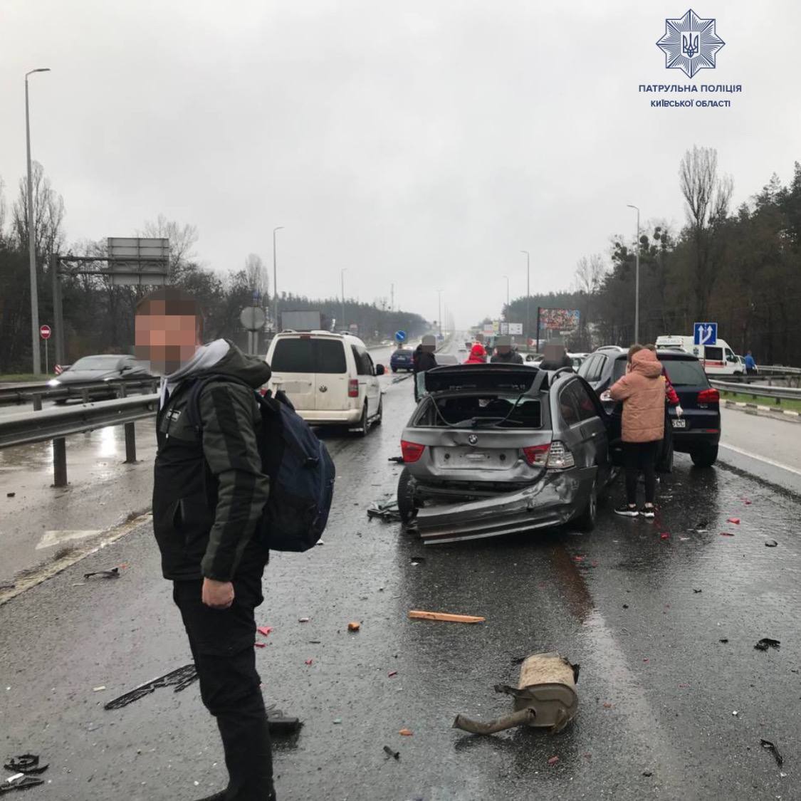 На Київщині сталась аварія за участю 10 машин: є постраждалі. Фото та відео