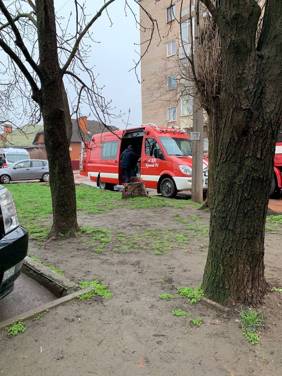 В Кривом Роге произошел взрыв в многоэтажке, разгорелся пожар: есть разрушения и пострадавшие. Фото