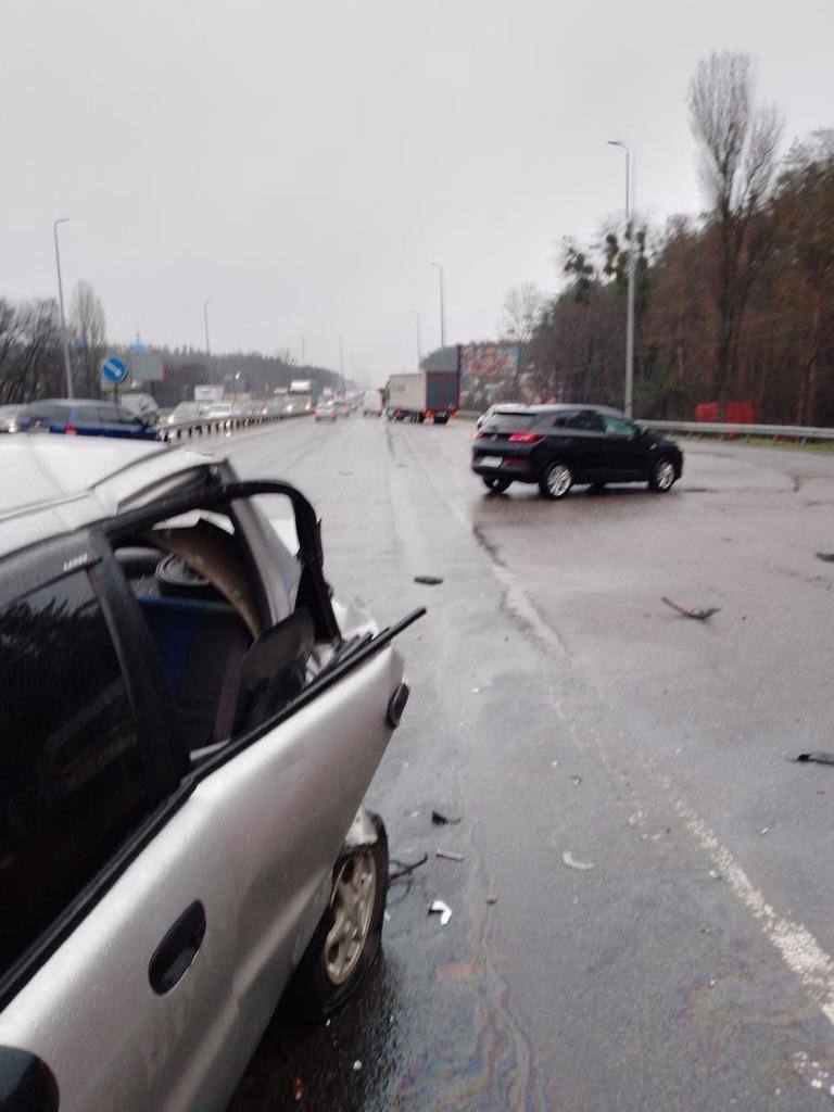 На Київщині сталась аварія за участю 10 машин: є постраждалі. Фото та відео