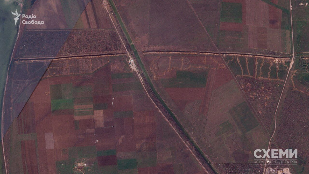 Окупанти збудували на півночі Криму подвійну лінію окопів: супутникові фото 