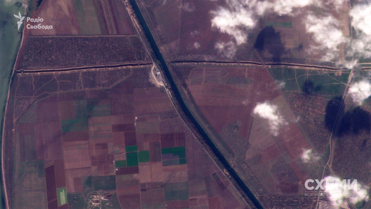 Оккупанты построили на севере Крыма двойную линию окопов: спутниковые фото