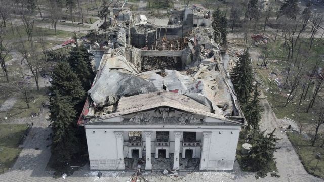Вернулись в Мариуполь и развлекают россиян: часть труппы разрушенного Драмтеатра гастролирует в РФ