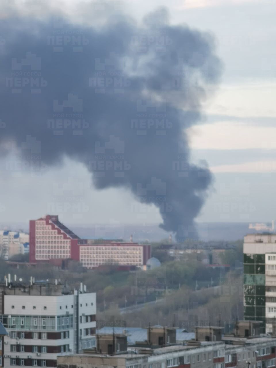 У російській Пермі горів підсанкційний завод, що виготовляє артилерію. Фото видовищної "бавовни"