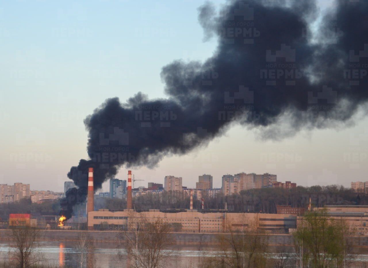 У російській Пермі горів підсанкційний завод, що виготовляє артилерію. Фото видовищної "бавовни"