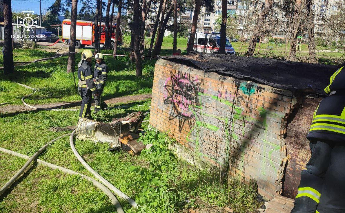У Києві під час гасіння пожежі в гаражі виявили тіло чоловіка. Фото