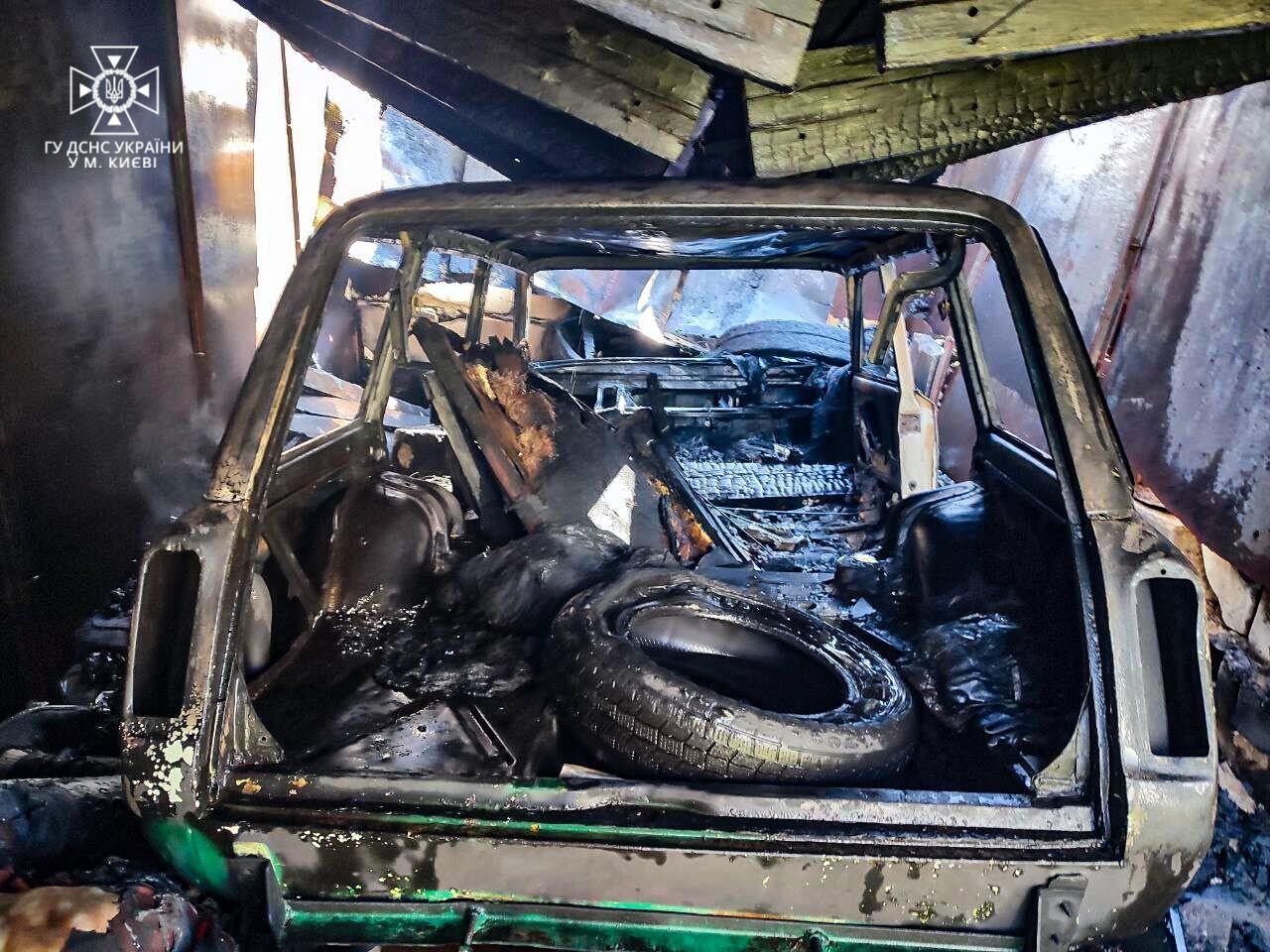 В Киеве во время тушения пожара в гараже обнаружили тело мужчины. Фото