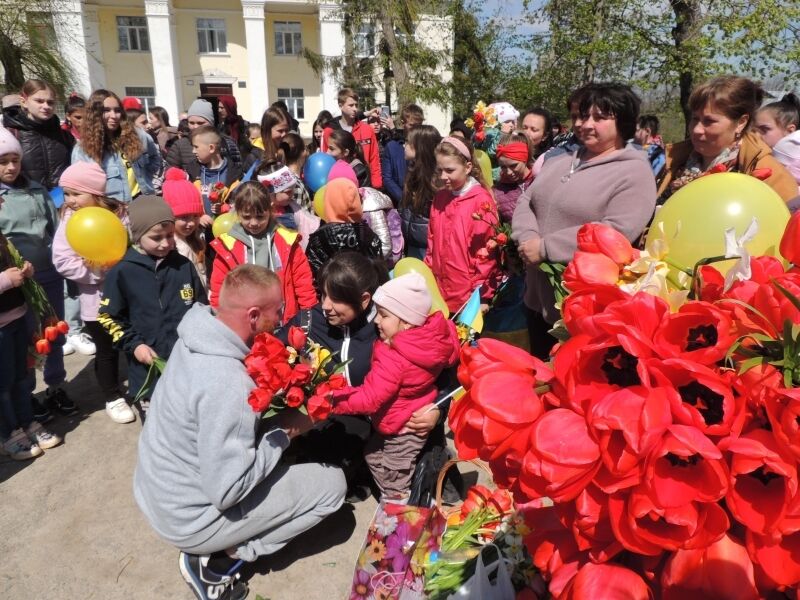 Встречали всем селом: сеть растрогали кадры возвращения украинского Героя из плена. Видео