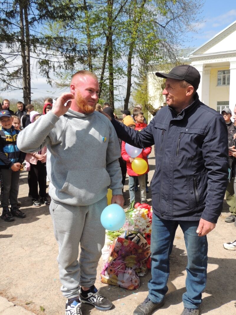 Встречали всем селом: сеть растрогали кадры возвращения украинского Героя из плена. Видео