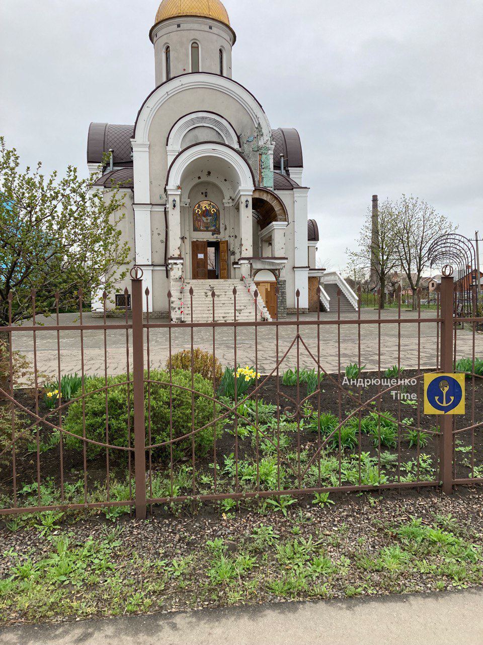 Пошкоджена російськими обстрілами церква у Маріуполі