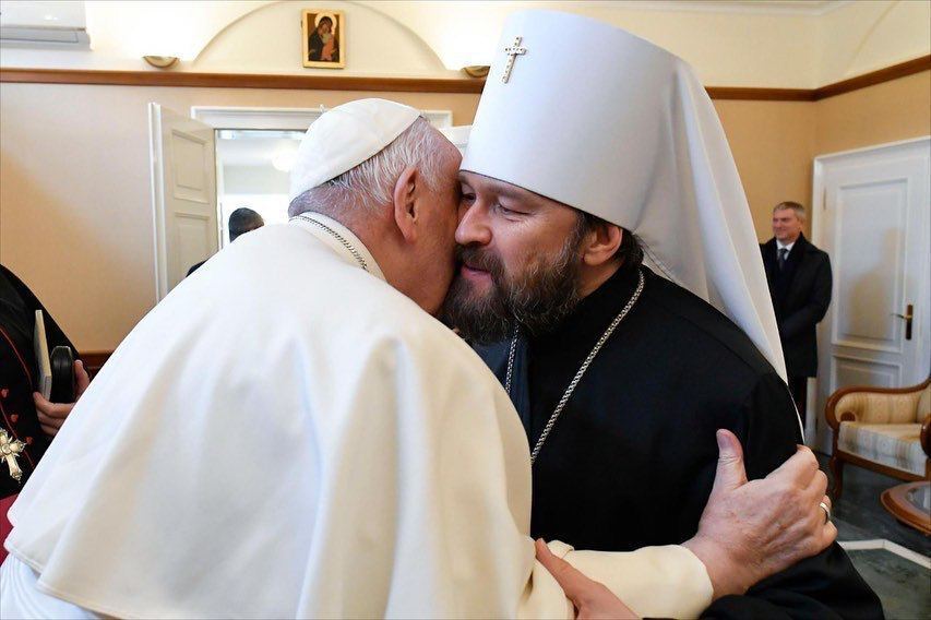 Папа Римський в Угорщині розцілував ексголову відділу зовнішніх зв’язків РПЦ. Фото