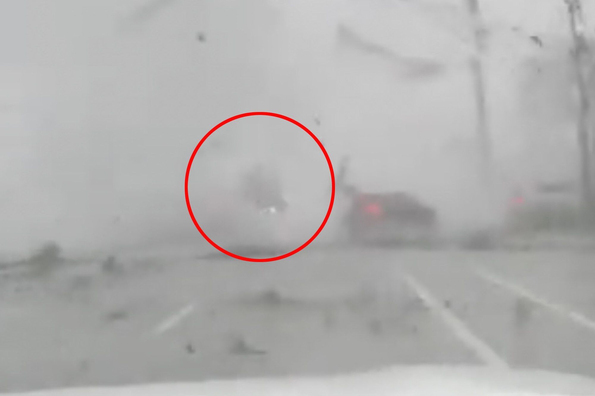 Мощный торнадо во Флориде перекидывал автомобили как игрушечные. Видео