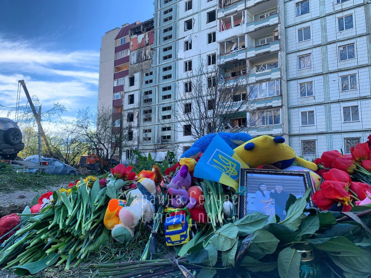 Цветы возле дома, в который попала российская ракета