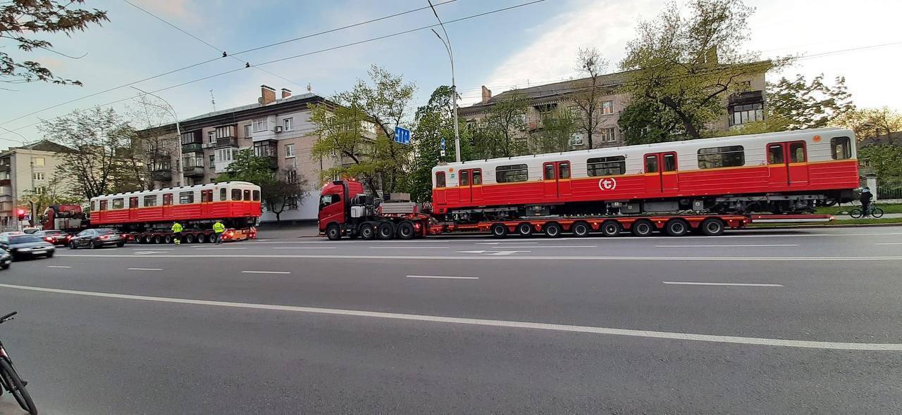 У Києві помітили перші вагони метро, які передала Варшава. Фото