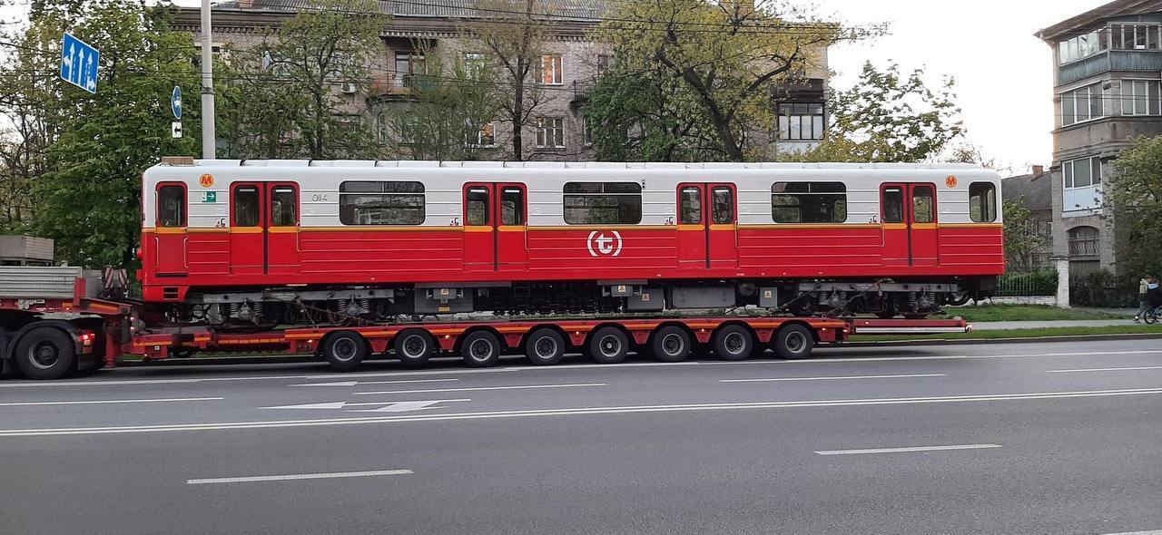 В Киеве были замечены первые вагоны метро, которые передала Варшава. Фото