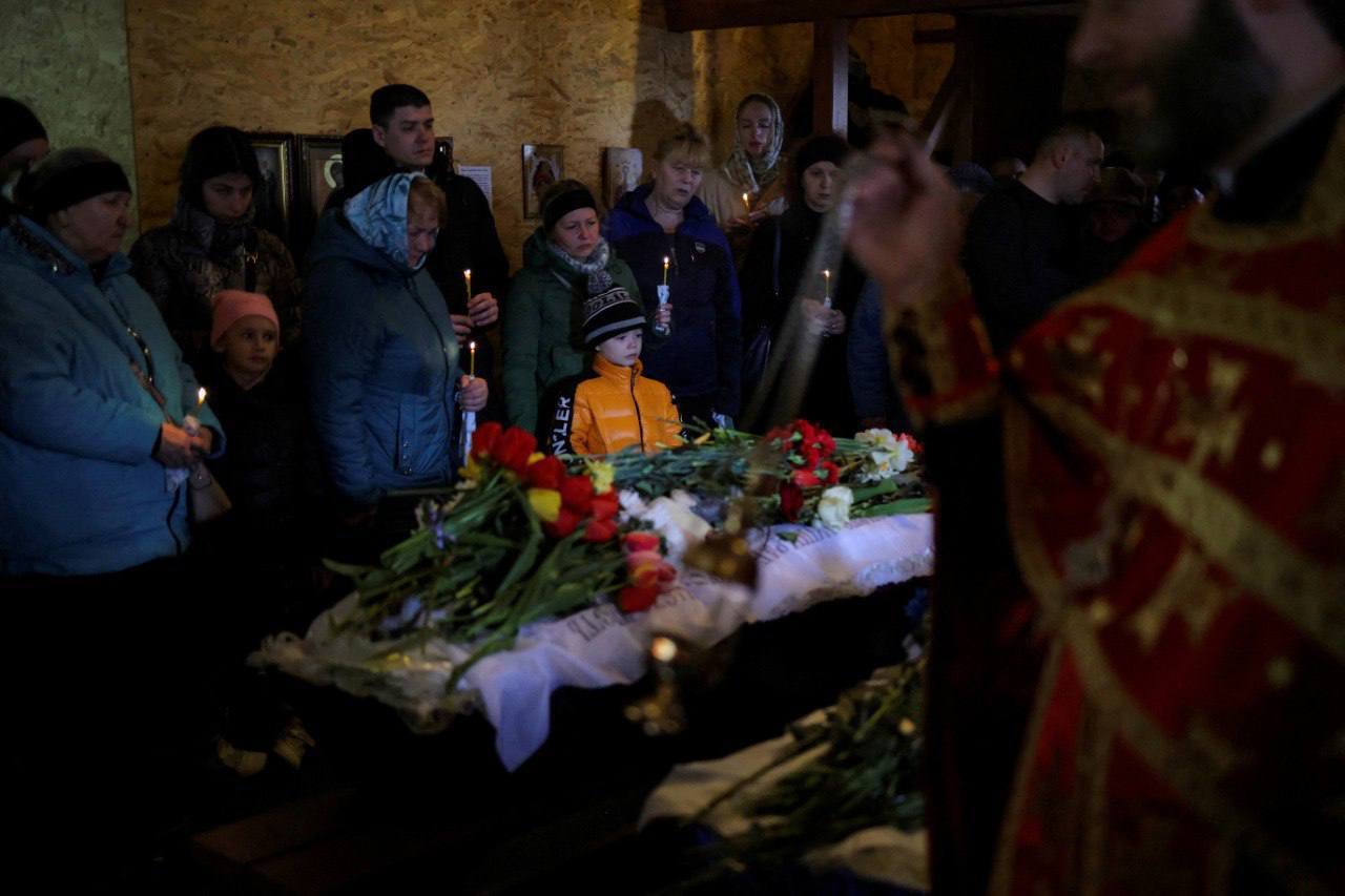 В Умани похоронили пятерых погибших в результате удара РФ, к дому снесли тысячи цветов