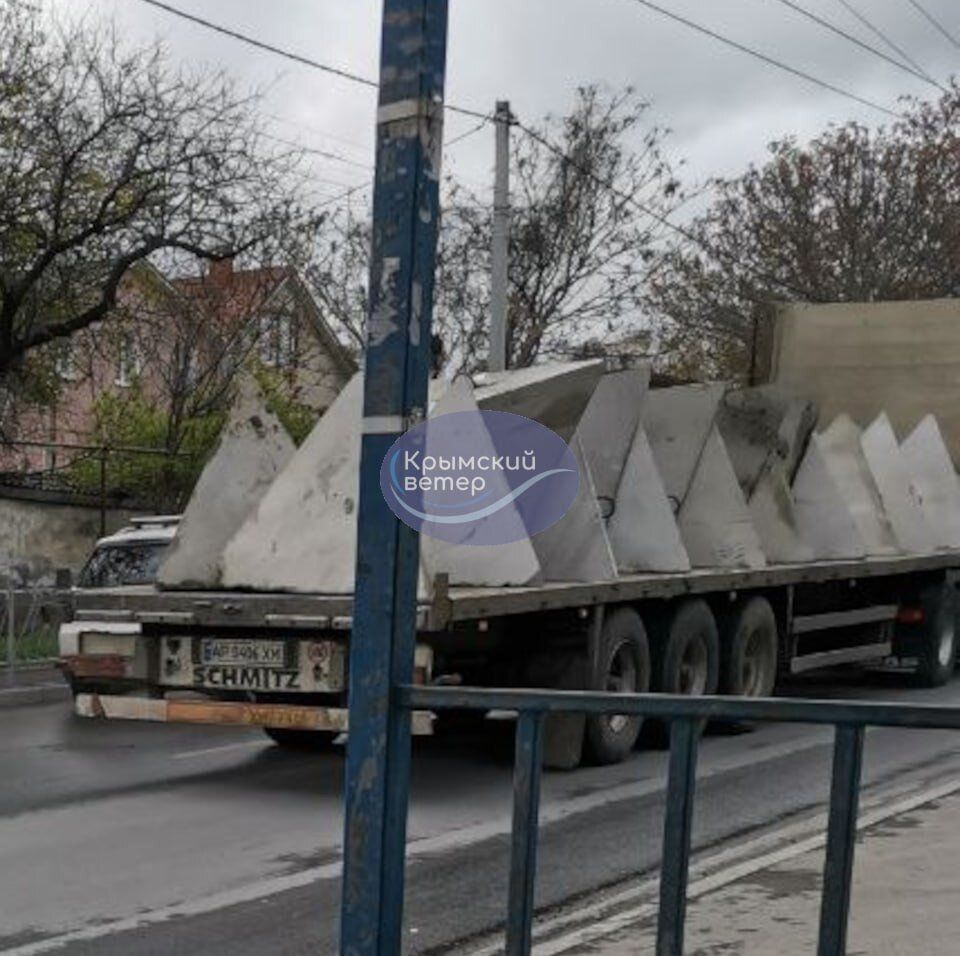 Окупанти продовжують укріплювати Крим: у Сімферополі зафіксували "зуби дракона" на причепі з бердянськими номерами. Фото