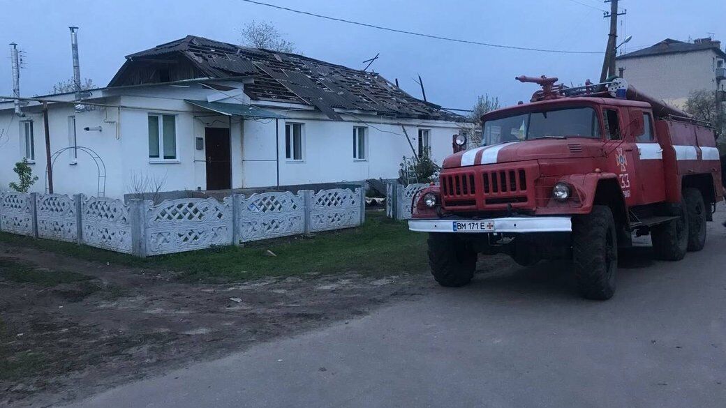 Попали в учебное заведение: в прокуратуре показали последствия российских обстрелов Шосткинской громады на Сумщине. Фото