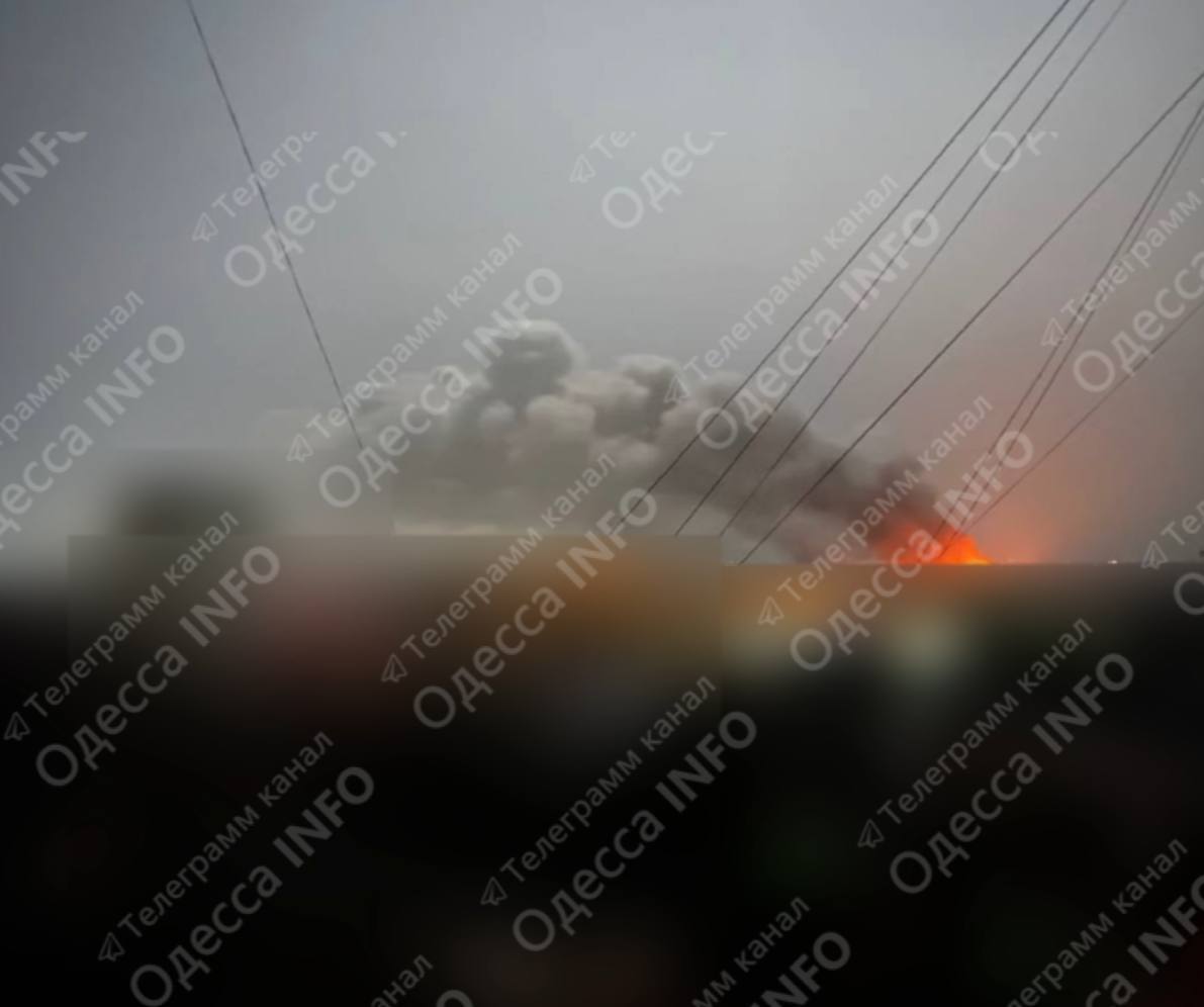 Росія атакувала Одещину ударними БПЛА, є приліт: спалахнула пожежа на підприємстві
