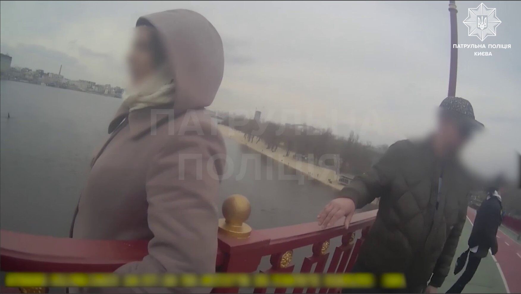 У Києві патрульні врятували жінку, яка хотіла стрибнути з пішохідного мосту. Відео