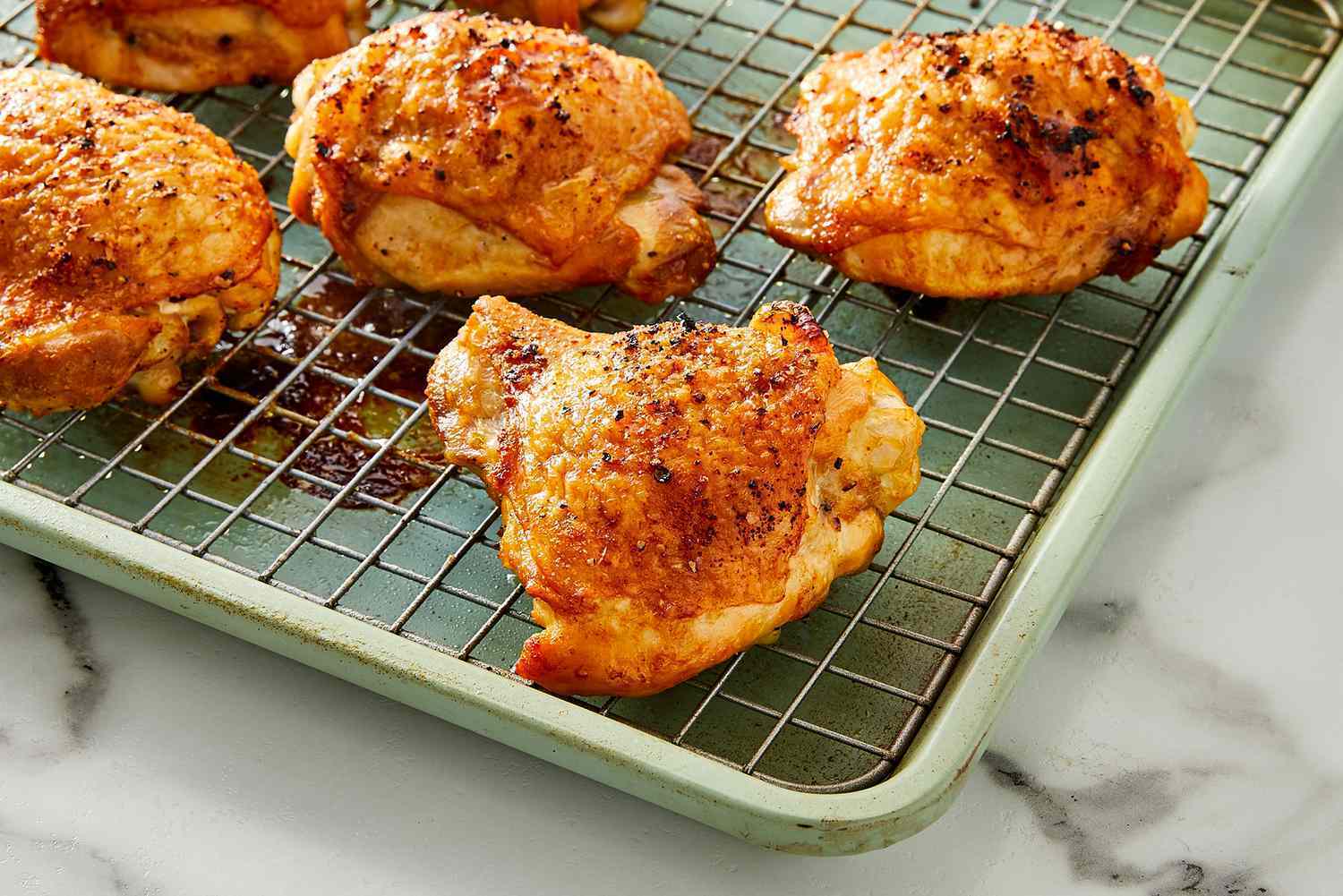 Как вкусно пожарить курицу на сковородке: получается очень сочной