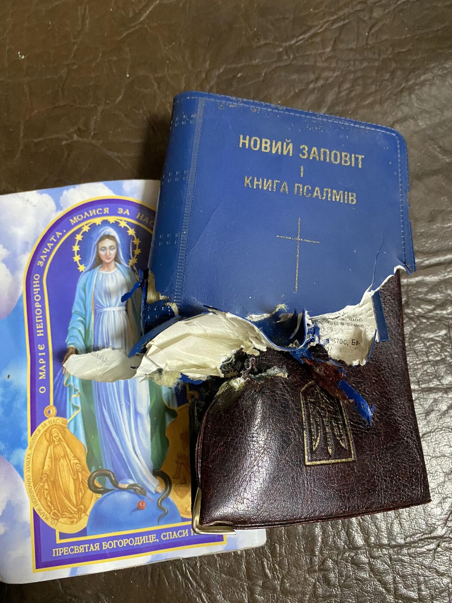 "Бог и Священное писание спасли еще одного защитника Украины": в сети показали впечатляющее фото с передовой