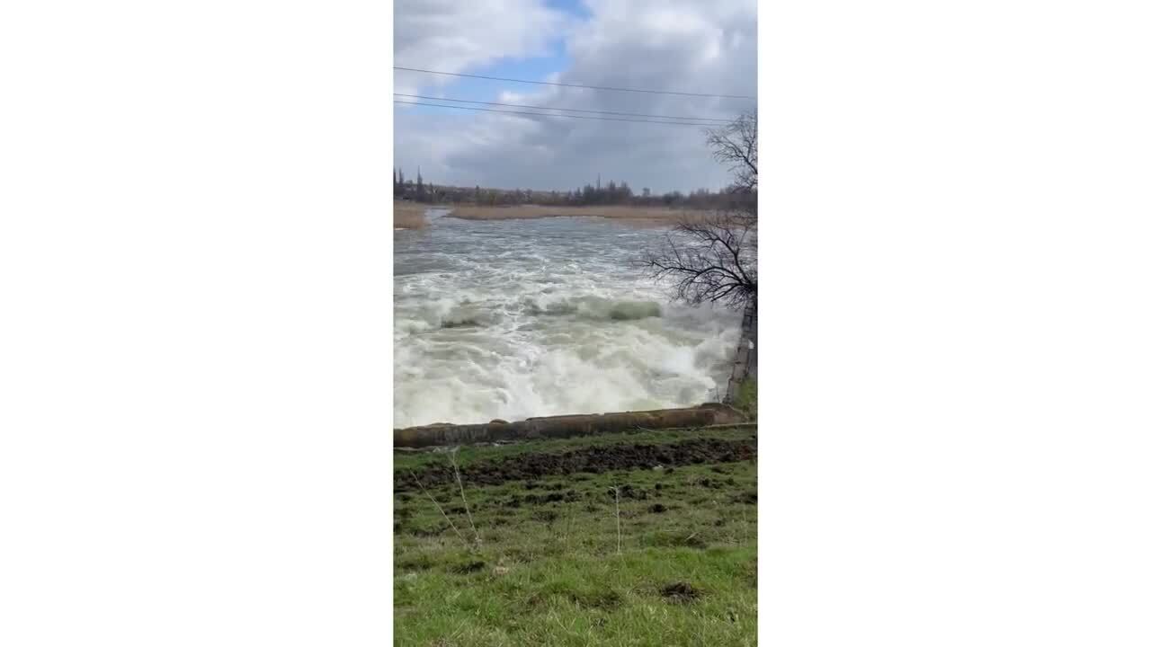 В Краматорске прорвало дамбу одного из водохранилищ, подтопило дома. Видео