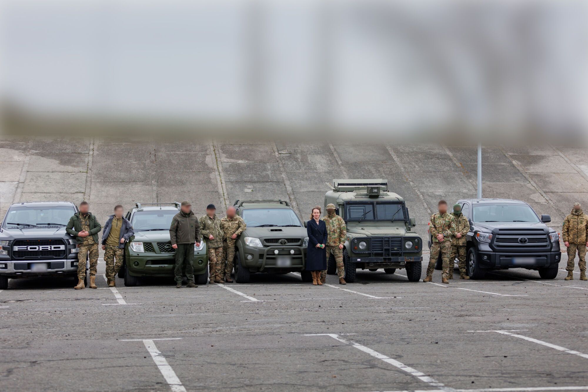 Українські захисники отримали ще п’ять позашляховиків від Фонду Вадима Столара