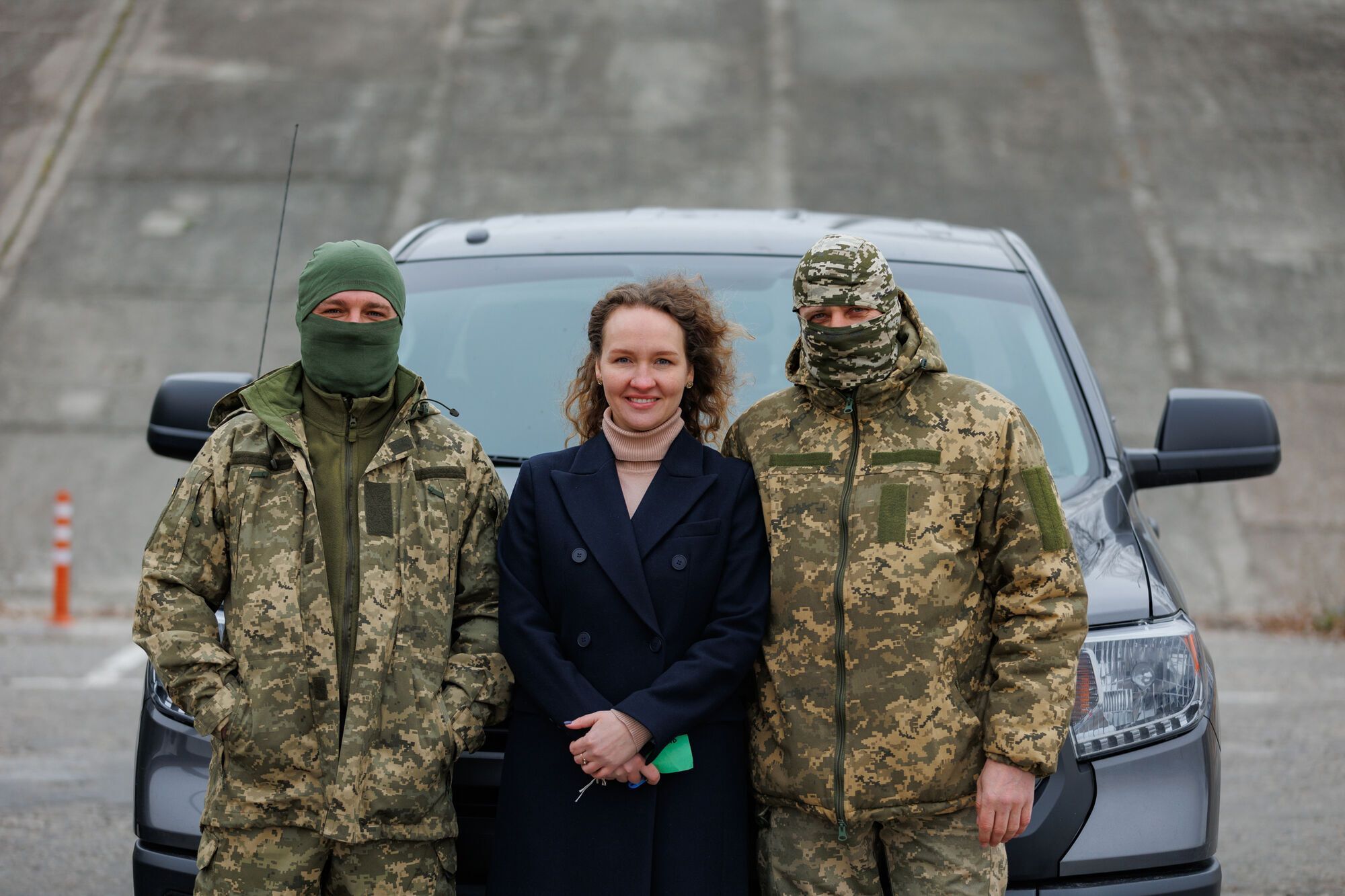 Українські захисники отримали ще п’ять позашляховиків від Фонду Вадима Столара