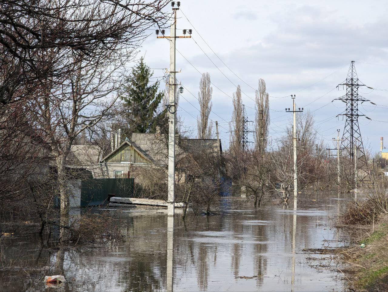 Затоплено понад 50 будинків: у Краматорську рятувальники евакуювали мешканців після прориву греблі. Фото