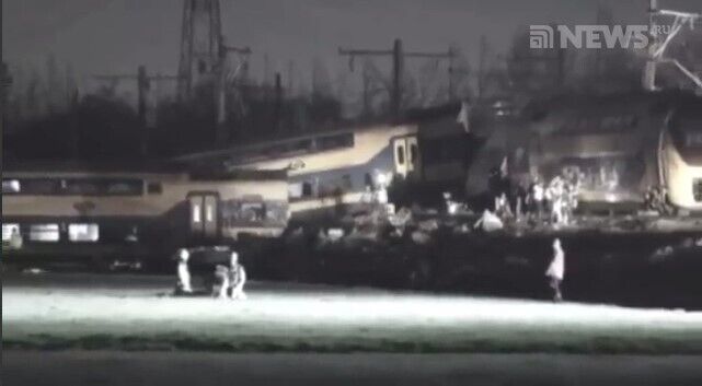 В Нидерландах пассажирский поезд врезался в кран: один человек погиб, десятки пострадали. Видео