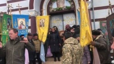 Мольбы матери не тронули: на Буковине УПЦ МП не давала попрощаться с погибшим воином в храме, люди устроили бунт Видео