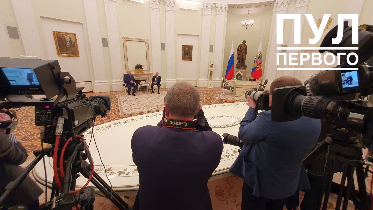 Фото Лукашенка та Путіна за ним поки немає, бо вони розпочали переговори, сидячи біля каміна у тій самій кімнаті.