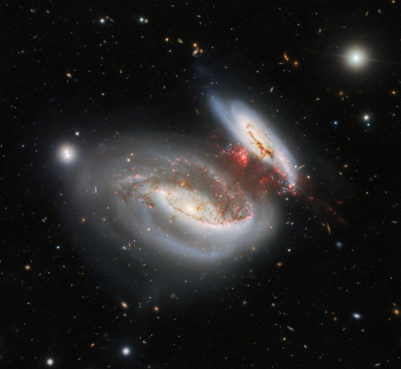 Результат столкновения двух галактик.